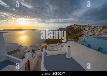Bellissimo tramonto sull'isola di Santorini Foto Stock