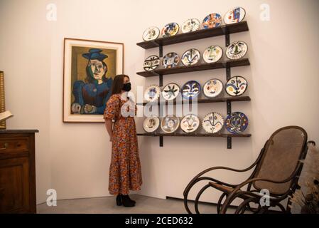 Londra, Regno Unito. 01 settembre 2020. Photocall per Atelier Picasso. La mostra riimmagina lo Studio di Cannes di Picasso come un'esperienza immersiva all'interno della galleria, utilizzando un tesoro di oggetti tra cui mobili, sculture, ceramiche, disegni e stampe, tenuto alla galleria Bastian nel centro di Londra, Regno Unito il 1 settembre 2020. (Foto di Claire Doherty/Sipa USA) Credit: Sipa USA/Alamy Live News Foto Stock