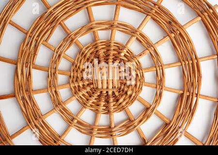 supporto rotondo in vimini per pentole su sfondo bianco, vista dall'alto Foto Stock