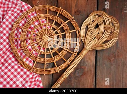 cucchiaio e vimini rotondi per pentole su un tavolo di legno marrone, vista dall'alto Foto Stock