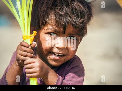 Choglamsar, Ladakh region, India - 19 agosto 2016: Little Indian boy vende i balloni il 19 AGOSTO 2016 a Choglamsar, Leh region, Jammu & Kashmir, Foto Stock