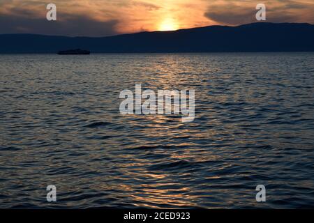 Splendido tramonto sulle acque calme del lago Baikal Foto Stock