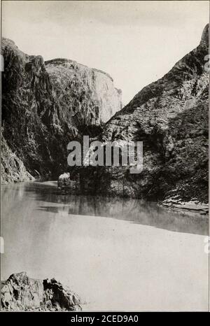 . Il portafoglio dei parchi nazionali. Un tratto tranquillo tra due rapide all'interno del Canyon il fiume è attraversato da automobili sospese su cavi di filo, e anche, in sgombrate, da barche; non ci sono ponti (232). Copyright di Fred Harvey dove il fiume riposa sotto il famoso Marble Canyon prima di prendere ItsPlunge nel gigantesco Canyon sotto il Colorado rotola attraverso molti chilometri di vasti canyon prima che raggiunga il Grand Canyon (223) POWELLS GRANDE AVVENTURA Foto Stock