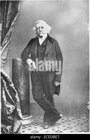 . George Meredith; la sua vita e gli amici in relazione al suo lavoro, come scritto a Weybridge con duns alla porta. Egli concepì anche Richard Feverel, ma entrambi i lavori werecomppleted altrove. È interessante notare, inconferma del fatto che Meredith era reallycontemporary con, e una della band di, i grandi scrittori vittoriani, Che in questo stesso anno, 1852-1853, che ha visto l'alba di questi due capolavori, apparve Dickenss Bleak House, ThackeraysEsmond e The Newcomes, Kingsleys Hypatia, Charlotte Brontes Villette, Lyttons My romanzo, MrsGaskells Cranford, e romanzi dal minore ligo Foto Stock