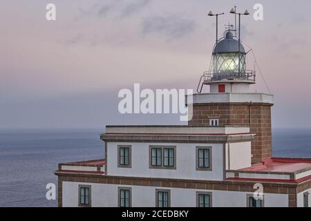 Faro di Finisterre al tramonto. Costa della morte in Galizia. Viaggi in Spagna Foto Stock