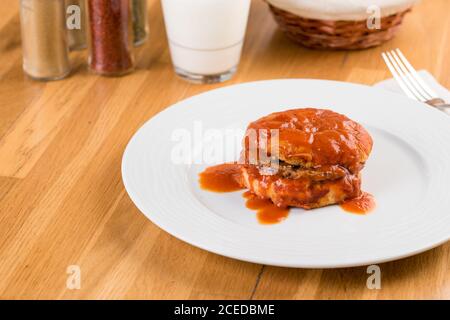 Delizioso hamburger di islak turco o hamburger umido su tavolo di legno. Foto Stock