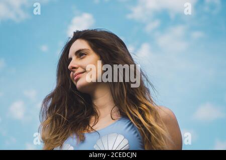 Donna allegra in costume da bagno blu Foto Stock