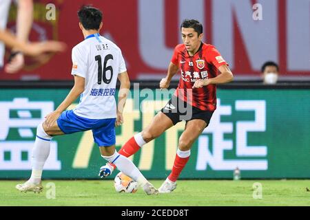 Il calciatore uzbeko Odil Ahmedov di Shanghai SIGG F.C., a destra, protegge il pallone durante l'ottava partita della Super League Cinese 2020 (CSL) contro Tianjin TEDA F.C., città di Suzhou, provincia di Jiangsu, nella Cina orientale, il 31 agosto 2020. Shanghai SIGG F.C. sconfisse Tianjin TEDA F.C. con 4-1. Foto Stock