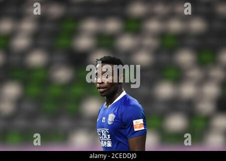 Oscar Maritu o Oscar di Shijiazhuang Ever Bright F.C. festeggia dopo aver segnato un gol durante l'ottava partita di 2020 Chinese Super League (CSL) contro Hebei China Fortune F.C., Suzhou City, provincia di Jiangsu, 31 agosto 2020. Shijiazhuang Ever Bright F.C. sconfisse Hebei China Fortune F.C. con 3-1. Foto Stock