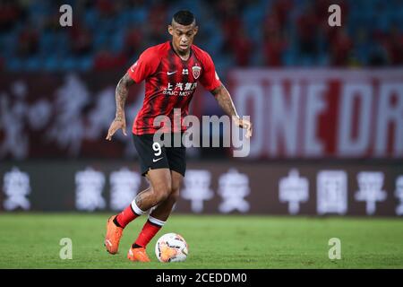 Il calciatore brasiliano Ricardo Lopes Pereira, o semplicemente Ricardo Lopes, di Shanghai SIGG F.C. tiene la palla durante l'ottava partita di 2020 Chinese Super League (CSL) contro Tianjin TEDA F.C., Suzhou città, provincia di Jiangsu, Cina orientale, 31 agosto 2020. Shanghai SIGG F.C. sconfisse Tianjin TEDA F.C. con 4-1. Foto Stock