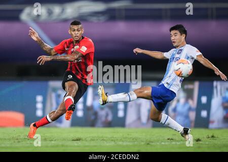 Il calciatore brasiliano Ricardo Lopes Pereira, o semplicemente Ricardo Lopes, di Shanghai SIGG F.C., a destra, passa la palla durante l'ottava partita di 2020 Chinese Super League (CSL) contro Tianjin TEDA F.C., Suzhou città, provincia di Jiangsu della Cina orientale, 31 agosto 2020. Shanghai SIGG F.C. sconfisse Tianjin TEDA F.C. con 4-1. Foto Stock