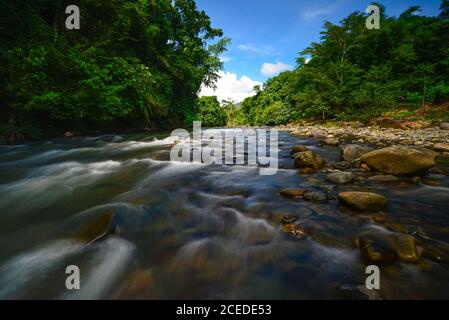 Bellissimo fiume fluente nel fiume Kanarom a Pantai Ria Tangkol, Kota Marudu, Sabah, Malesia Foto Stock