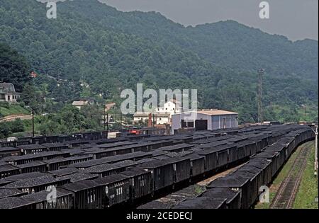 BLUEFIELD FERROVIA GIUNZIONE, CARBONE VAGONI, WEST VIRGINIA CARBONE, WEST VIRGINIA, USA, ANNI '70 Foto Stock