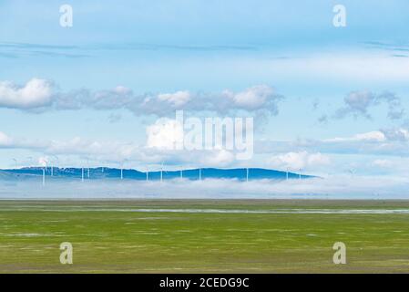 Le basse nuvole e le turbine eoliche si riflettono nel lago George, recentemente ricaricato, vicino a Canberra, ACT, Australia. Il lago è stato asciutto per molti anni. Foto Stock