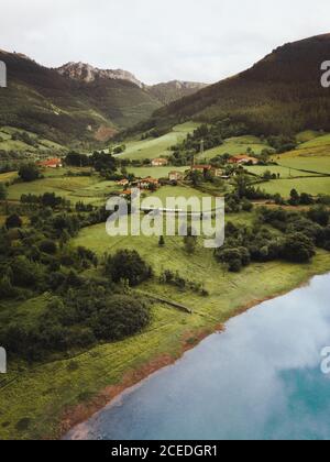 Lago e piccolo insediamento Foto Stock