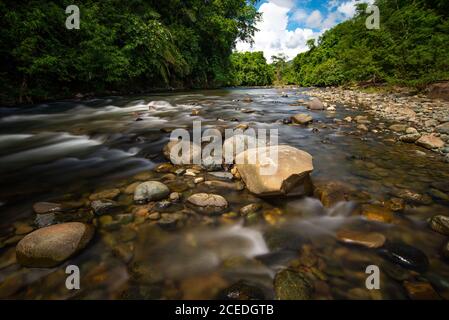 Bellissimo fiume fluente nel fiume Kanarom a Pantai Ria Tangkol, Kota Marudu, Sabah, Malesia Foto Stock