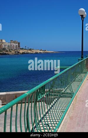 Marciapiede sul mare, Marsaskala, Malta Foto Stock