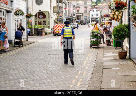 Ulverston UK 24 agosto 2020 responsabile del supporto della comunità di Ulverston centro città Foto Stock