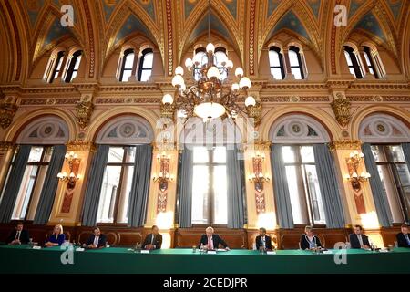 Il primo Ministro Boris Johnson presiede una riunione del Gabinetto presso l'ufficio degli Esteri e del Commonwealth di Londra, prima che i parlamentari tornino a Westminster dopo la pausa estiva. Foto Stock