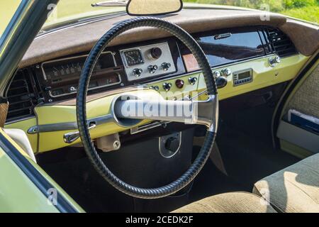 Vista del cruscotto e del volante di un modello 1968 Citroen ID, Newby Hall, Yorkshire, Inghilterra Foto Stock