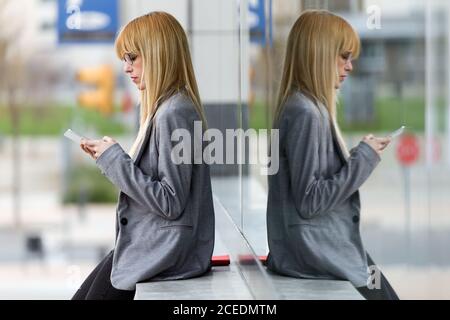 Giovane bella donna che parla al telefono Foto Stock