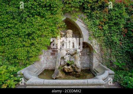 Wernigerode, Germania. 04 agosto 2020. La grotta 'Wild Man' nel giardino del Castello di Wernigerode. I giardini del castello fanno parte della rete 'Garden Dreams - Parchi storici in Sassonia-Anhalt' che celebra il suo 20 ° anniversario di quest'anno. Credit: Klaus-Dietmar Gabbert/dpa-Zentralbild/ZB/dpa/Alamy Live News Foto Stock