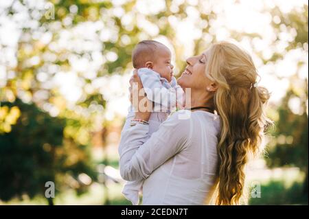 nonna che tiene suo nipote con sindrome di down Foto Stock