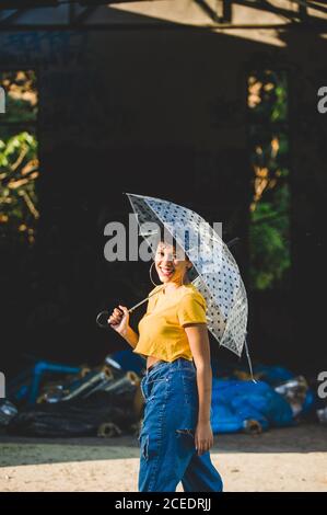 Donna con ombrello trasparente in un giorno di pioggia in piedi in una pozza  Foto stock - Alamy