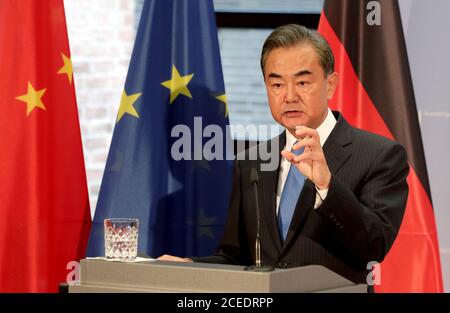 Berlino, Germania. 01 settembre 2020. Wang Yi, ministro degli Esteri cinese, interviene in una conferenza stampa congiunta insieme al suo omologo tedesco Maas a Villa Borsig, alla periferia di Berlino. Credit: Michael Sohn/AP pool/dpa/Alamy Live News Foto Stock