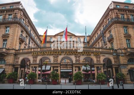 Il tradizionale Grand hotel 'Steigenberger Frankfurter Hof' si trova nel centro di Francoforte, in Germania, sulla piazza Kaiserplatz. Foto Stock