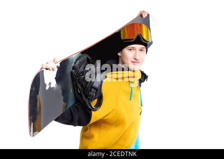 Snowboarder maschio tiene snowboard su sfondo bianco isolato Foto Stock