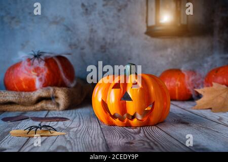 Halloween vacanza sfondo con jack o'lantern, zucche, ragno web e lanterna illuminata Foto Stock