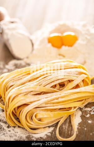 Preparazione pasta Tagliatele da farina e uova - primo piano Foto Stock