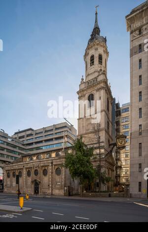 Vista obliqua dell'elevazione nord e della torre dell'orologio da Lower Thames Street. Chiesa di San Magnus Martire, Londra, Regno Unito. Architetto: Signore Foto Stock