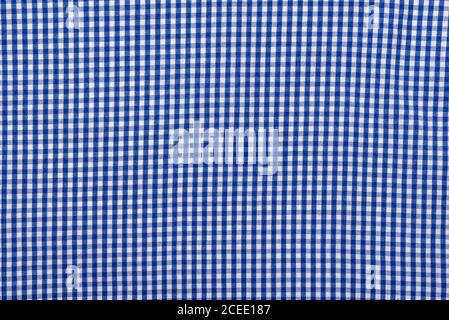 Tessuto a scacchi blu, parte di camicia a scacchi, vista dall'alto come sfondo o struttura Foto Stock
