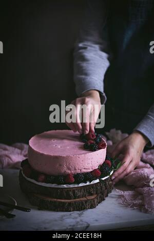 Crostata di fragole su tavola Foto Stock