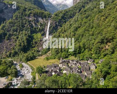 Il villaggio di Foroglio sulla valle di Bavona in italiano Parte della Svizzera Foto Stock