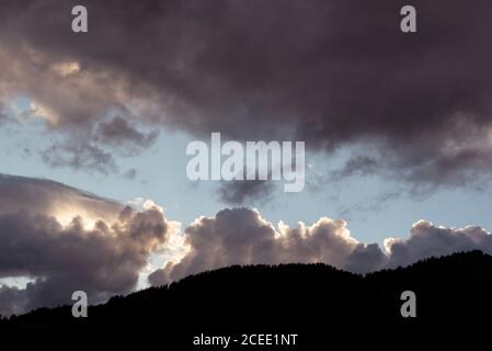 Il panorama del tramonto sulle montagne svizzere Foto Stock