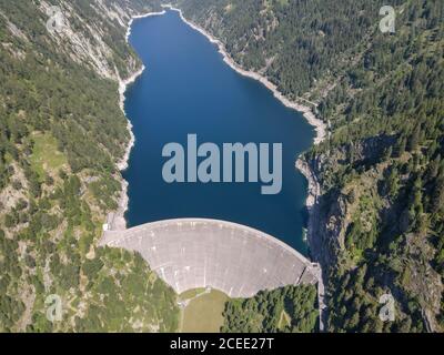 La diga di Sambuco nella valle di Maggia sulla Svizzera alpi Foto Stock
