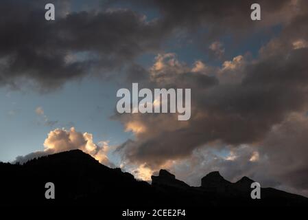 Il panorama del tramonto sulle Alpi svizzere, Leysin, Svizzera Foto Stock