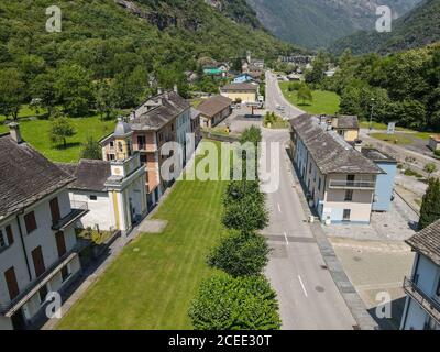 Cevio, Svizzera - 8 luglio 2020: Il villaggio di Cevio sulla valle di Maggia, nella parte italiana della Svizzera Foto Stock