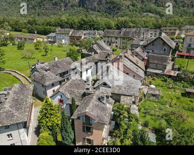 Vista areale al villaggio di Cevio sulla valle di Maggia Nella Svizzera italiana Foto Stock