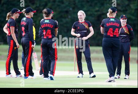 BECKENHAM, Regno Unito, 31 AGOSTO: Sunrisers Katie Wolfe celebra la LBW su Surrey East Stars Bryony Smith durante il Trofeo Rachael Heyhoe Flint Between Foto Stock