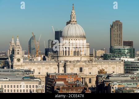 Vista dell'elevazione sud in luce del sole invernale. La cupola e le 2 torri occidentali sono chiaramente visibili. Sulla destra si trova la Shakespeare Tower al Barbican. Al Foto Stock