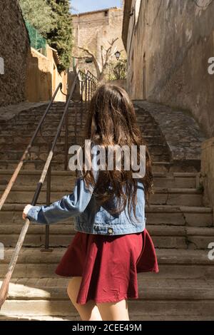 Donna che cammina sulle scale Foto Stock