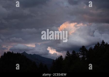 Il panorama del tramonto sulle montagne svizzere Foto Stock