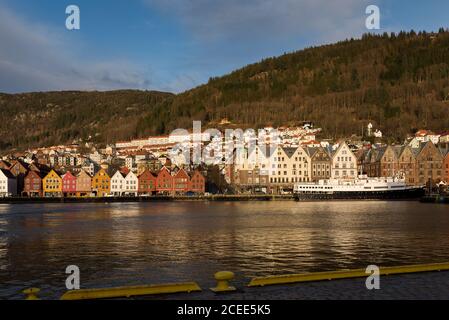 Le facciate delle vecchie case nel quartiere storico della città Bryggen nella città di Bergen, Norvegia in una giornata di sole Foto Stock