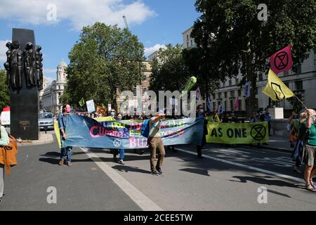 Whitehall, Londra, Regno Unito. 1 Settembre 2020. XR estinzione ribellione i manifestanti sul cambiamento climatico marciano in Piazza del Parlamento. Credit: Matthew Chpicle/Alamy Live News Foto Stock