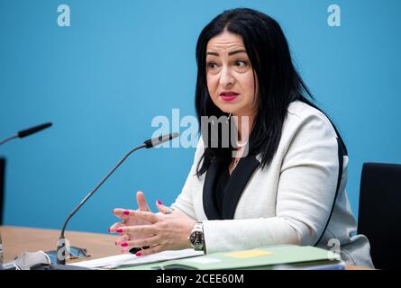 Berlino, Germania. 01 settembre 2020. Dilek Kalayci (SPD), senatore berlinese per la Salute, interviene alla conferenza stampa dopo la riunione del Senato di Berlino. In precedenza, il governo statale aveva affrontato, tra l'altro, la crisi di Corona e le manifestazioni dello scorso fine settimana. Credit: Bernd von Jutrczenka/dpa/Alamy Live News Foto Stock