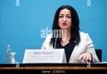 Berlino, Germania. 01 settembre 2020. Dilek Kalayci (SPD), senatore berlinese per la Salute, interviene alla conferenza stampa dopo la riunione del Senato di Berlino. In precedenza, il governo statale aveva affrontato, tra l'altro, la crisi di Corona e le manifestazioni dello scorso fine settimana. Credit: Bernd von Jutrczenka/dpa/Alamy Live News Foto Stock